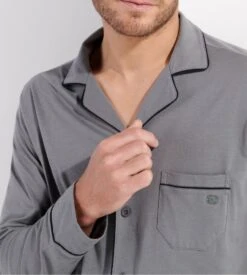 Hom Pyjama Long Albert Gris à Motif Géométrique – Ensemble Chemise et Pantalon Élégant -Lingerie Sipp albert pyj long ent boutonne gris oozu gris 5