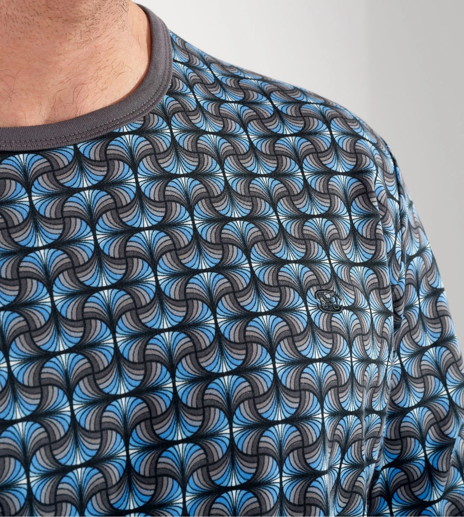 Pyjama Long Homme HOM Aloys en Coton – Imprimé Graphique Gris et Bleu 5 Pyjama Long Homme HOM Aloys en Coton – Imprimé Graphique Gris et Bleu – Image 3