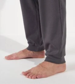 Pyjama Long Homme HOM Aloys en Coton – Imprimé Graphique Gris et Bleu 12 Pyjama Long Homme HOM Aloys en Coton – Imprimé Graphique Gris et Bleu -Lingerie Sipp aloys pyjama a motifs bleu pour homme 3