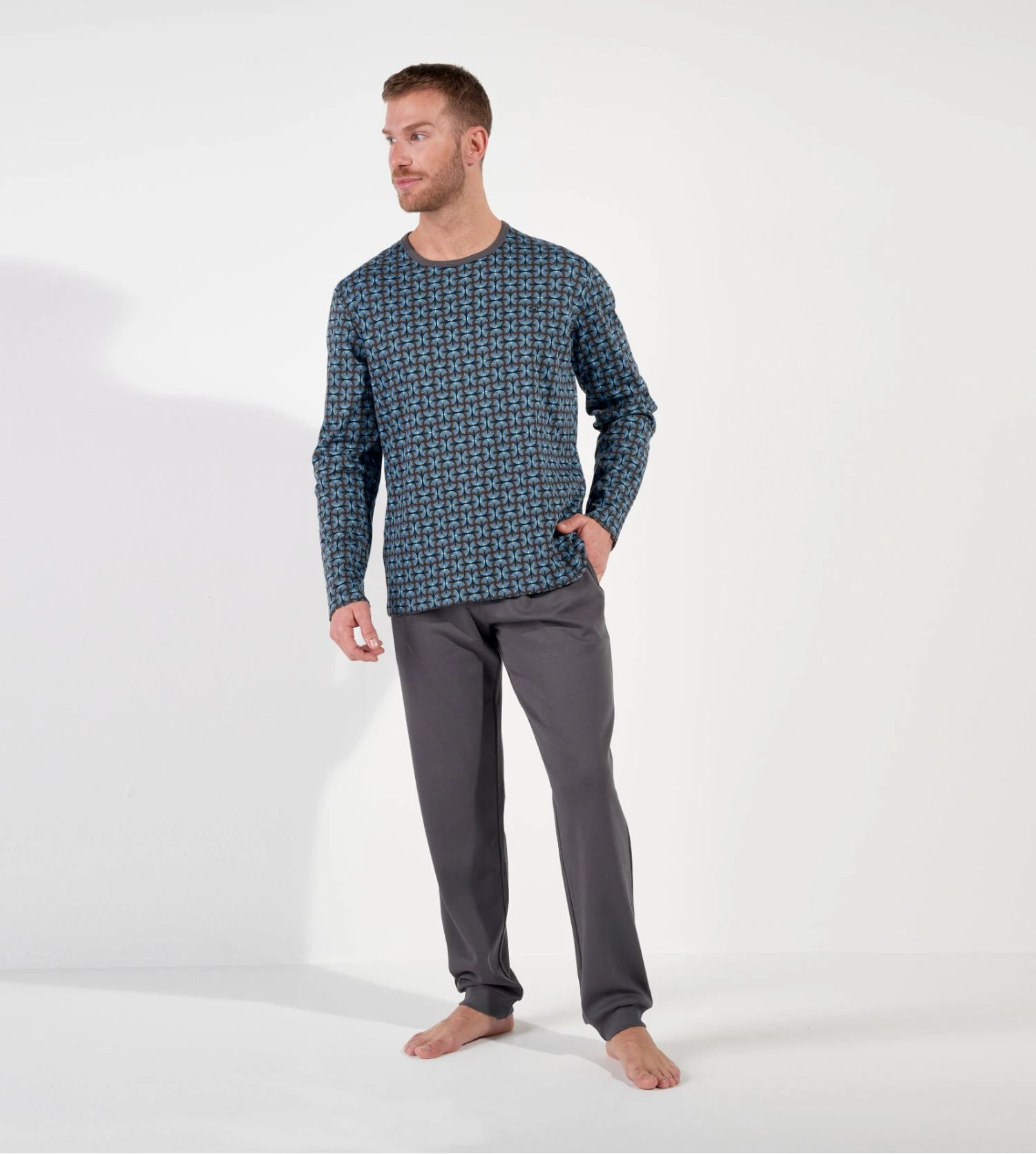Pyjama Long Homme HOM Aloys en Coton – Imprimé Graphique Gris et Bleu 8 Pyjama Long Homme HOM Aloys en Coton – Imprimé Graphique Gris et Bleu – Image 6