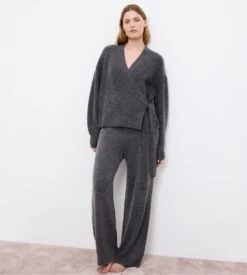 Triumph Cardigan Gris Foncé Amourette Cozy – Gilet Cache-Cœur en Maille Douce Femme -Lingerie Sipp amourette cozy cardigan dark grey melange 1