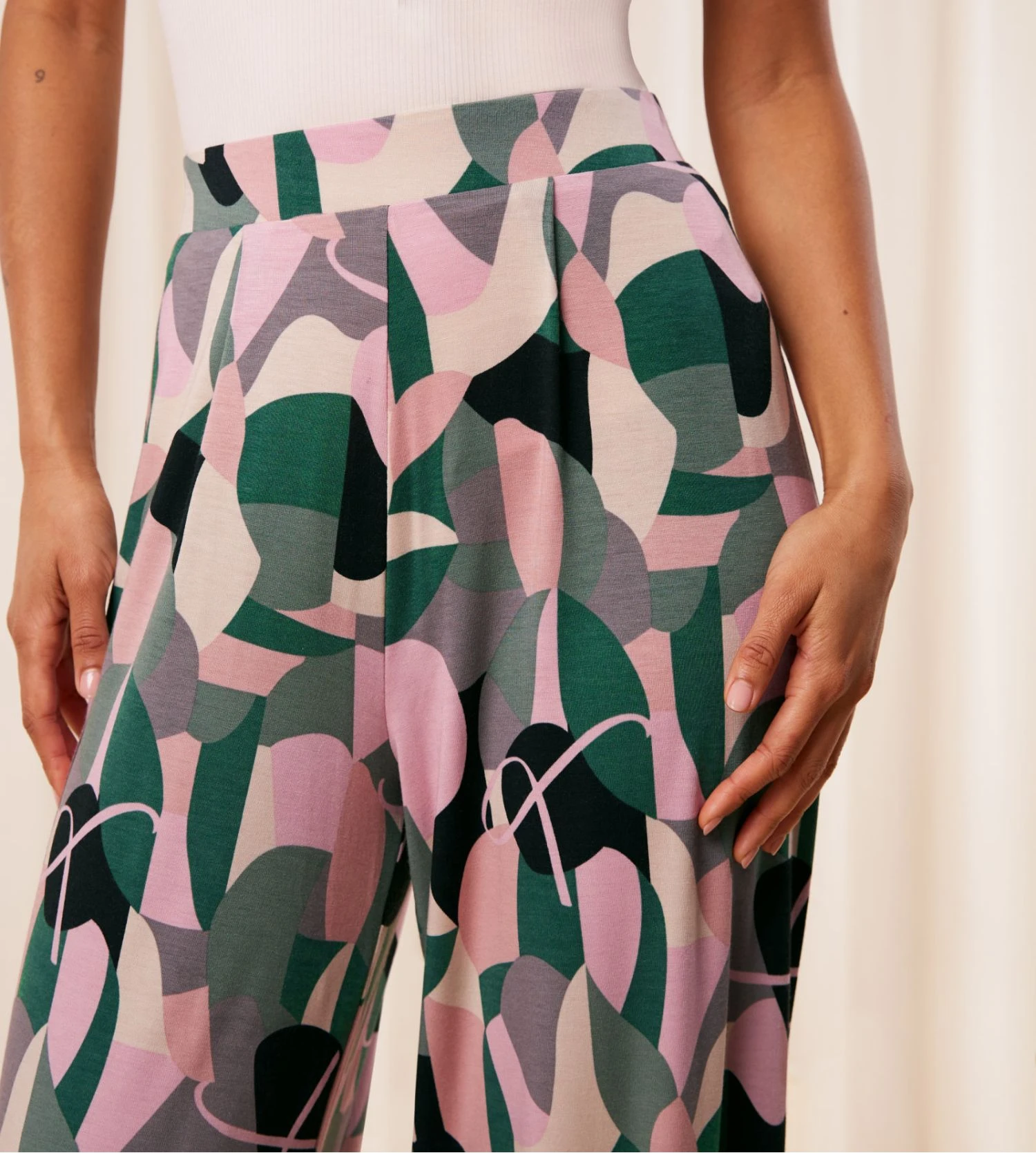 Triumph Aura Spotlight Pantalon Large Fluide à Motif Floral Marine et Pinces 5 Triumph Aura Spotlight Pantalon Large Fluide à Motif Floral Marine et Pinces – Image 3