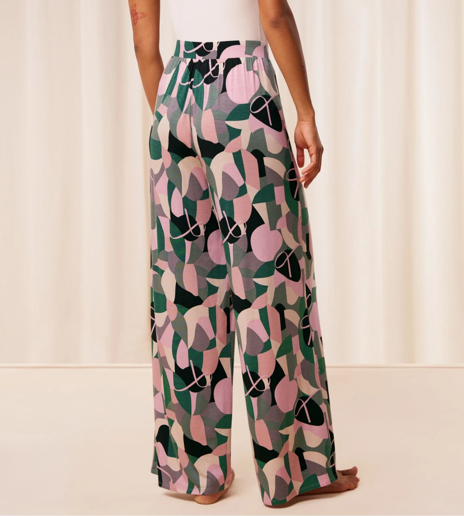 Triumph Aura Spotlight Pantalon Large Fluide à Motif Floral Marine et Pinces 6 Triumph Aura Spotlight Pantalon Large Fluide à Motif Floral Marine et Pinces – Image 4