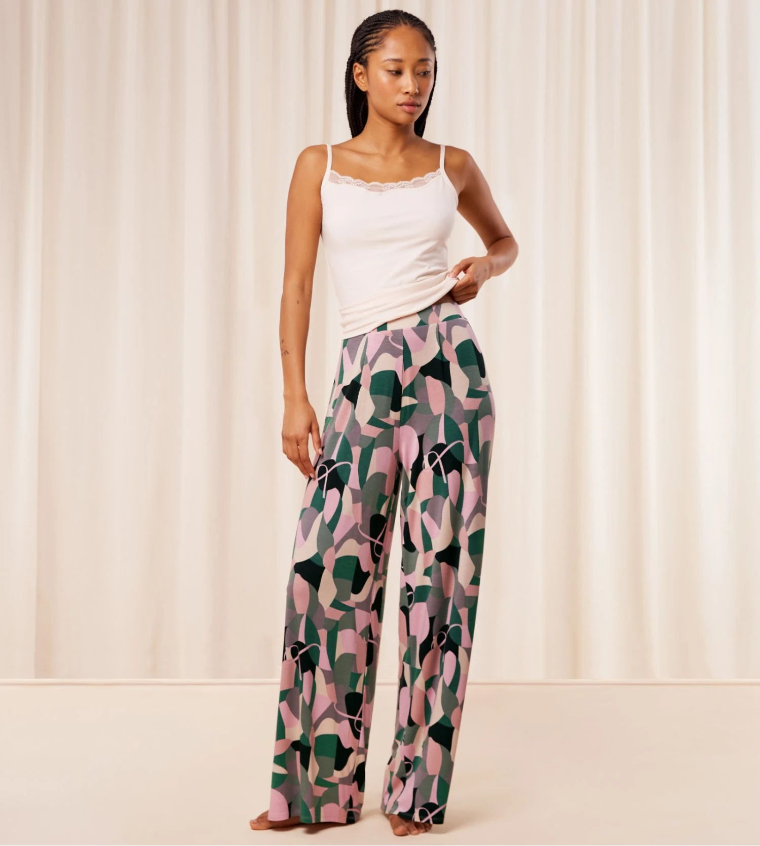 Triumph Aura Spotlight Pantalon Large Fluide à Motif Floral Marine et Pinces 7 Triumph Aura Spotlight Pantalon Large Fluide à Motif Floral Marine et Pinces – Image 5