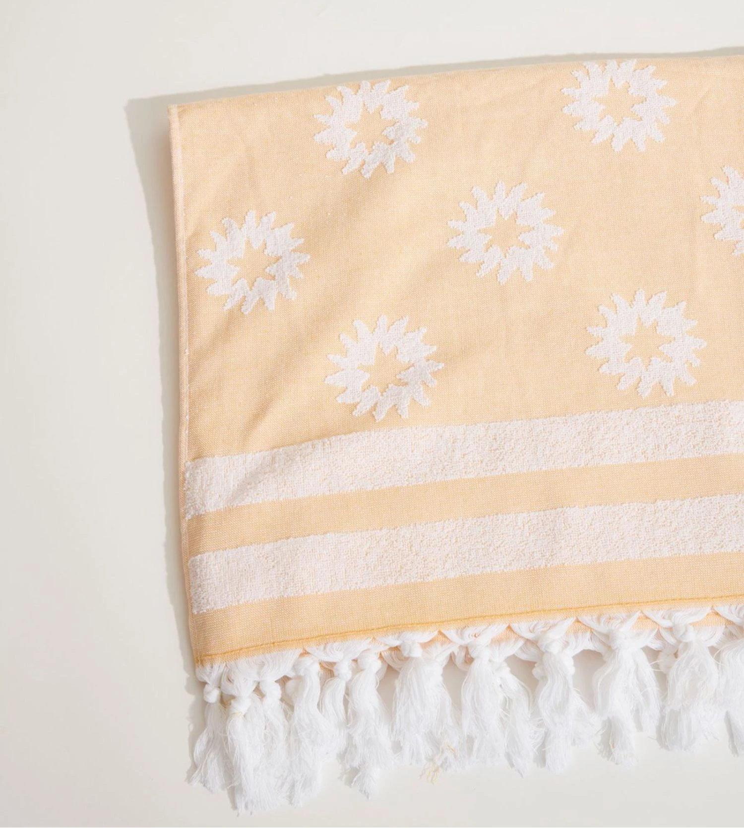Banana Moon Bayahoo Azusa Jaune – Serviette de Plage en Coton Imprimé 90x170cm 5 Banana Moon Bayahoo Azusa Jaune – Serviette de Plage en Coton Imprimé 90x170cm – Image 3