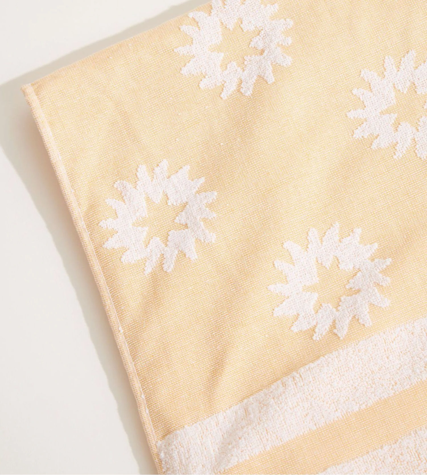 Banana Moon Bayahoo Azusa Jaune – Serviette de Plage en Coton Imprimé 90x170cm 6 Banana Moon Bayahoo Azusa Jaune – Serviette de Plage en Coton Imprimé 90x170cm – Image 4