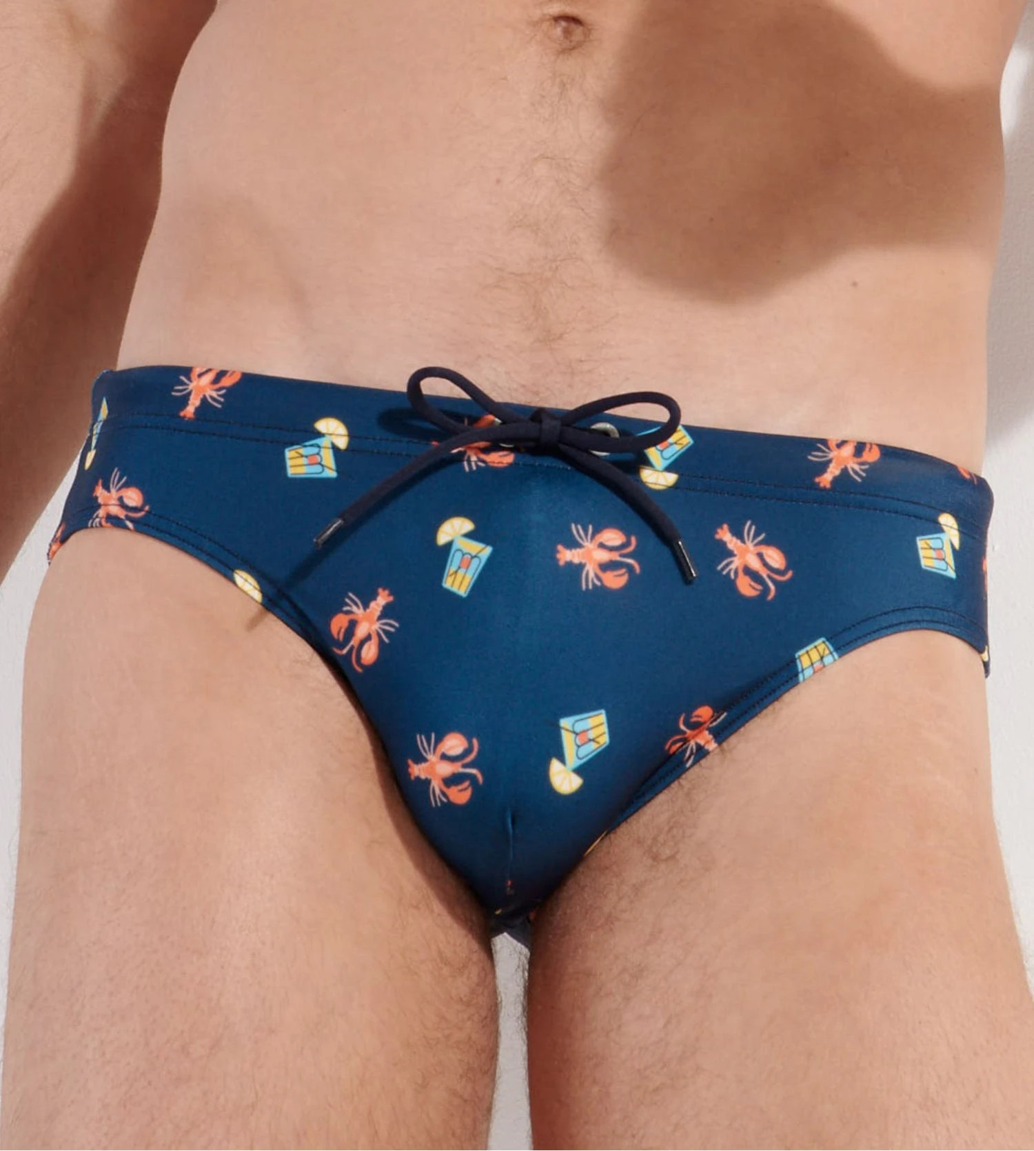 Hom Slip de Bain Mini Beach Club Navy - Imprimé Abstrait Bleu Marine et Blanc 7 Hom Slip de Bain Mini Beach Club Navy - Imprimé Abstrait Bleu Marine et Blanc – Image 5