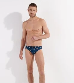 Hom Slip de Bain Mini Beach Club Navy - Imprimé Abstrait Bleu Marine et Blanc 13 Hom Slip de Bain Mini Beach Club Navy - Imprimé Abstrait Bleu Marine et Blanc -Lingerie Sipp beach club mini bain i0ra navy print bleu 4