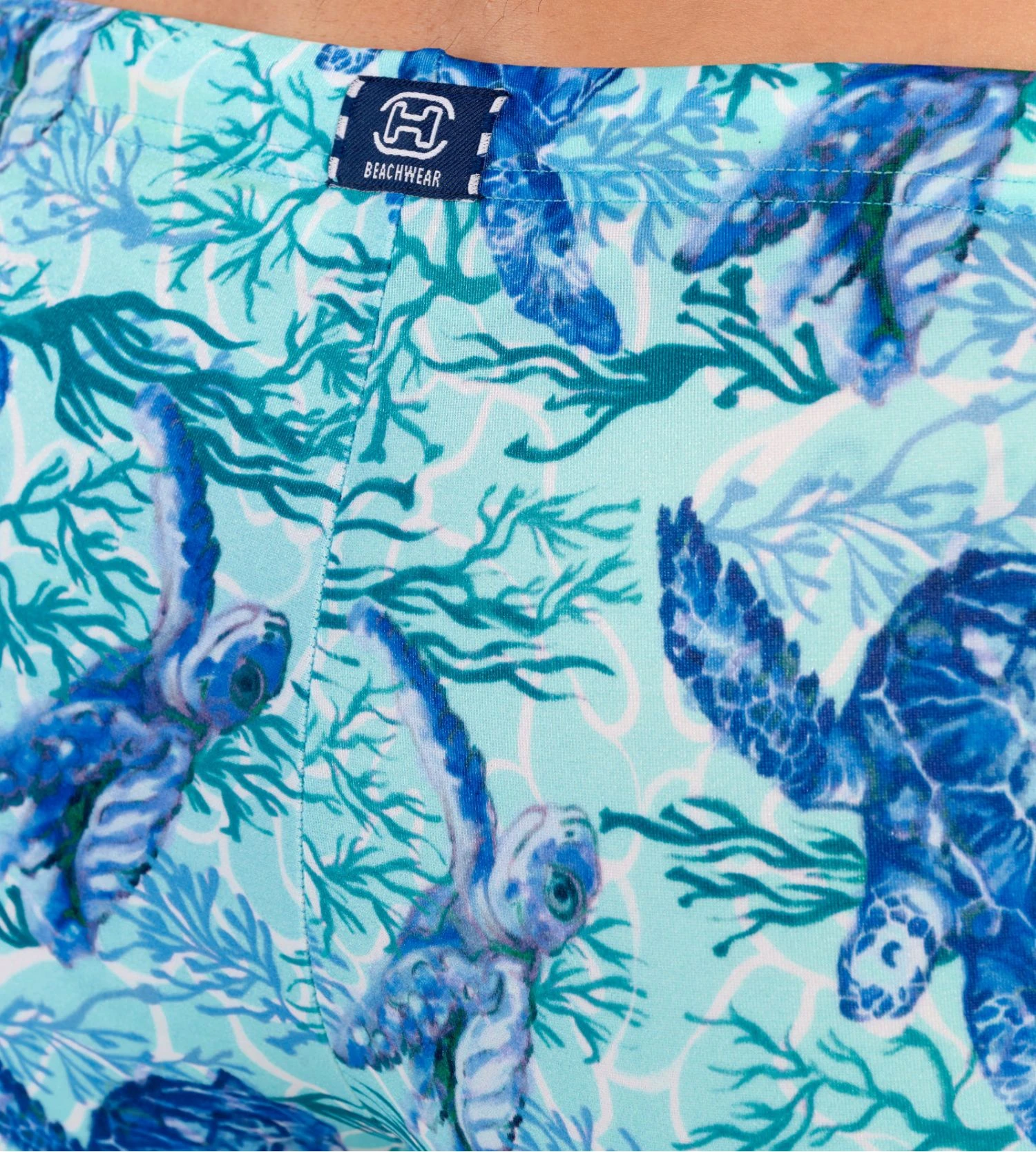 Hom Boxer de Bain Tartane Bleu à Motif Tortues – Maillot de Bain Homme Coupe Ajustée 6 Hom Boxer de Bain Tartane Bleu à Motif Tortues – Maillot de Bain Homme Coupe Ajustée – Image 4