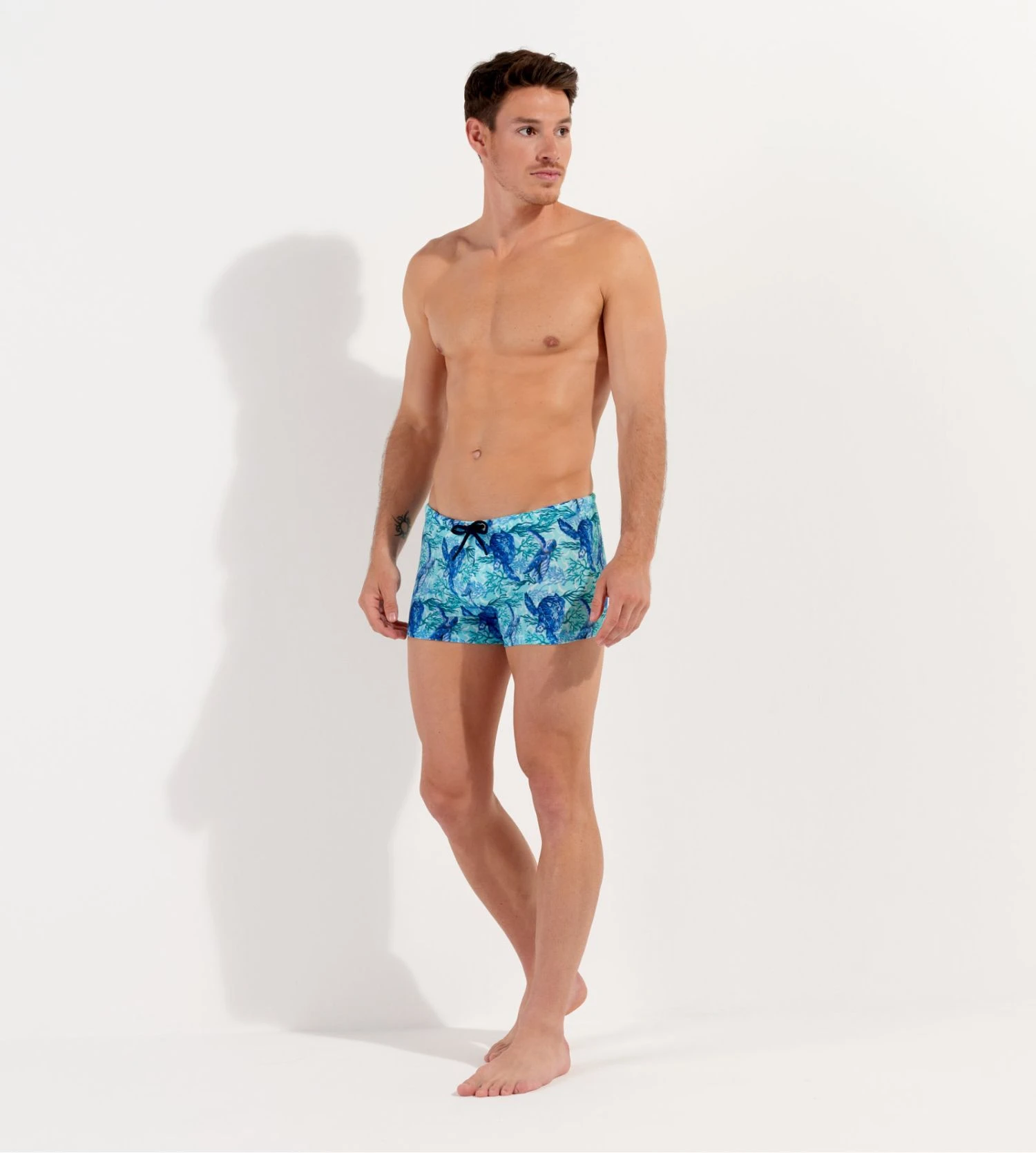 Hom Boxer de Bain Tartane Bleu à Motif Tortues – Maillot de Bain Homme Coupe Ajustée 8 Hom Boxer de Bain Tartane Bleu à Motif Tortues – Maillot de Bain Homme Coupe Ajustée – Image 6