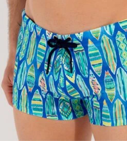 Hom Boxer de Bain Bleu Marbella à Imprimé Surfboards – Maillot de Bain Ajusté Confortable 10 Hom Boxer de Bain Bleu Marbella à Imprimé Surfboards – Maillot de Bain Ajusté Confortable -Lingerie Sipp boxer marbella imprime planches de surfs 1