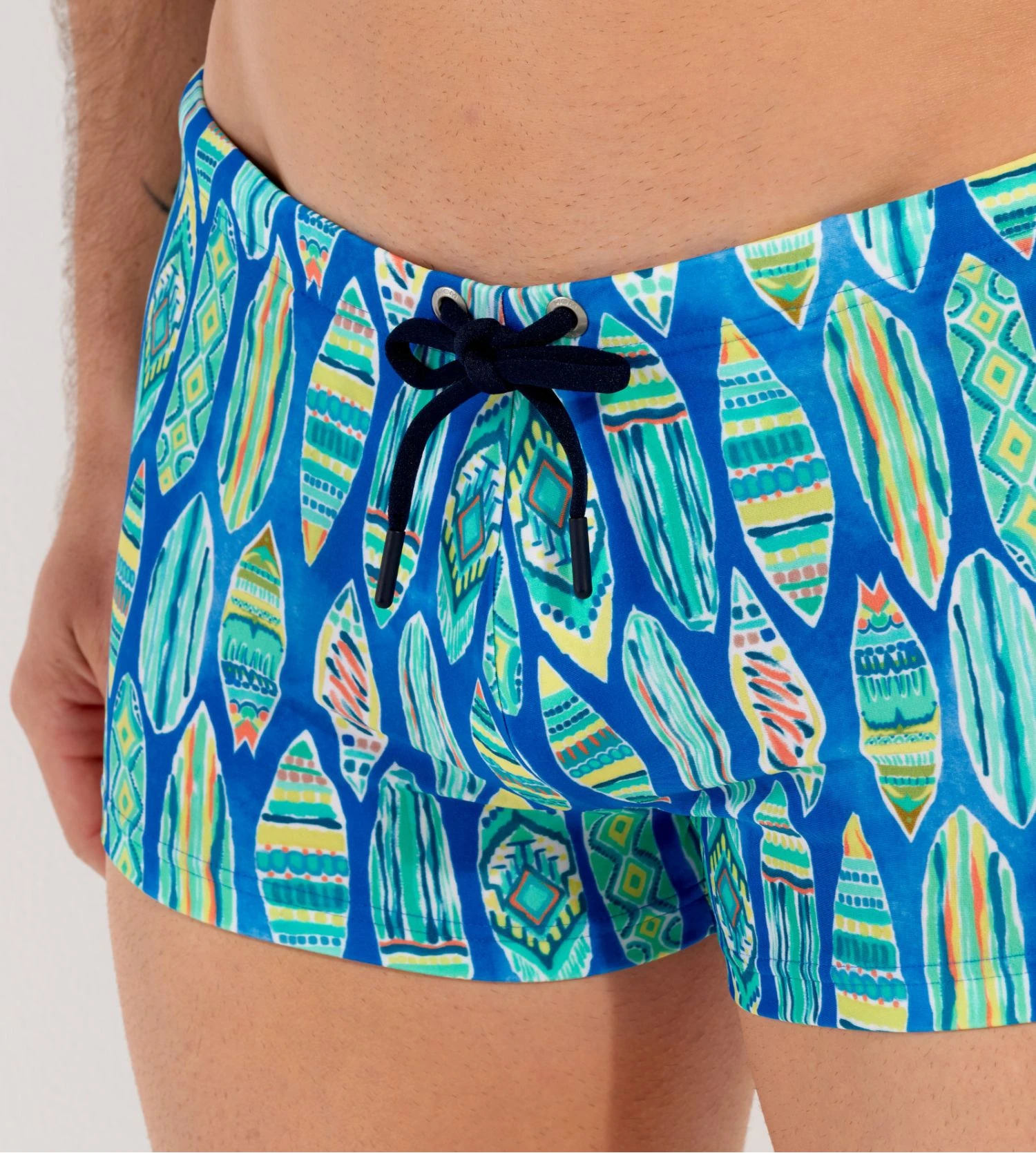 Hom Boxer de Bain Bleu Marbella à Imprimé Surfboards – Maillot de Bain Ajusté Confortable 5 Hom Boxer de Bain Bleu Marbella à Imprimé Surfboards – Maillot de Bain Ajusté Confortable – Image 3