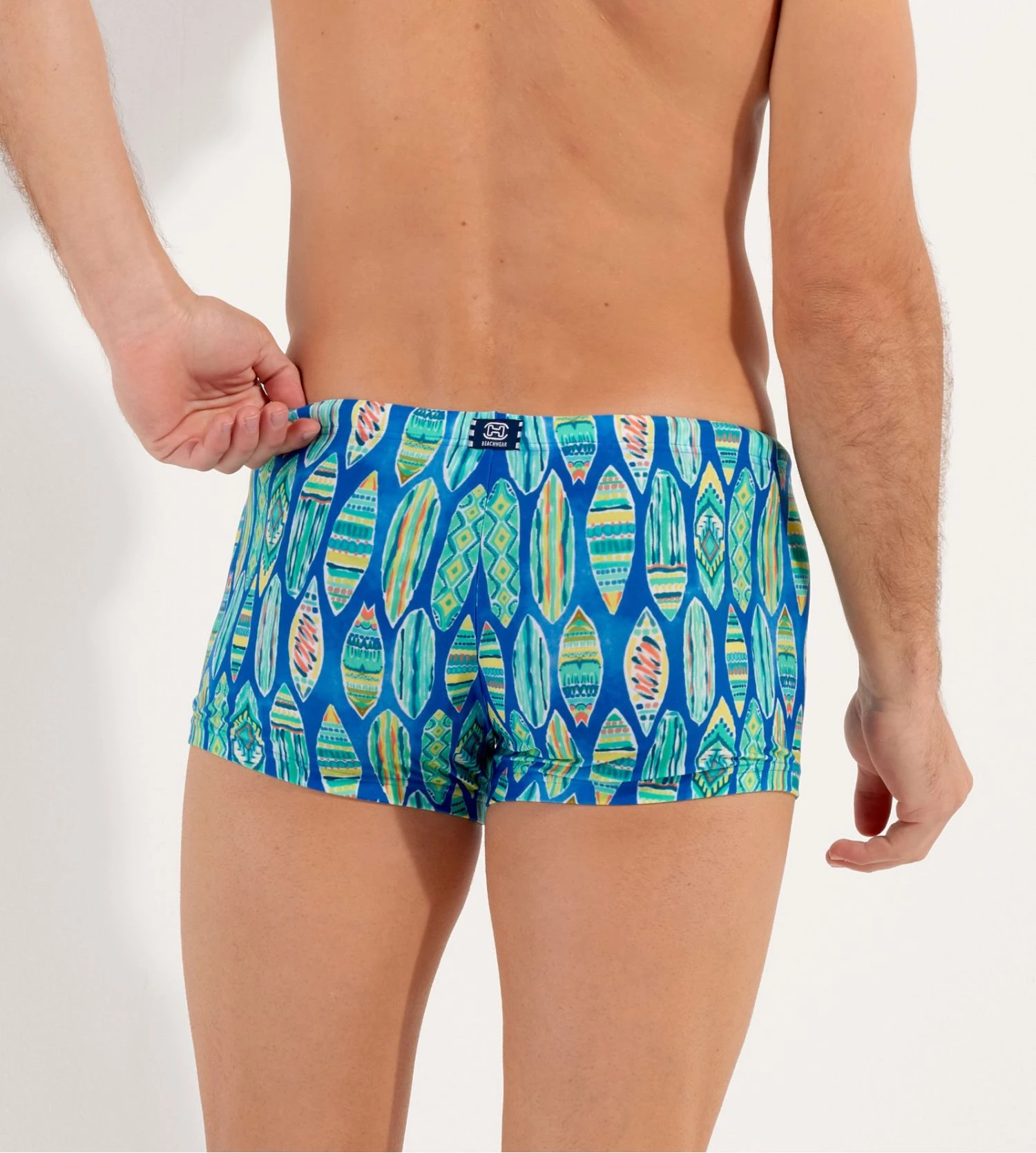 Hom Boxer de Bain Bleu Marbella à Imprimé Surfboards – Maillot de Bain Ajusté Confortable 6 Hom Boxer de Bain Bleu Marbella à Imprimé Surfboards – Maillot de Bain Ajusté Confortable – Image 4