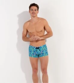 Hom Boxer de Bain Bleu Marbella à Imprimé Surfboards – Maillot de Bain Ajusté Confortable 12 Hom Boxer de Bain Bleu Marbella à Imprimé Surfboards – Maillot de Bain Ajusté Confortable -Lingerie Sipp boxer marbella imprime planches de surfs 3