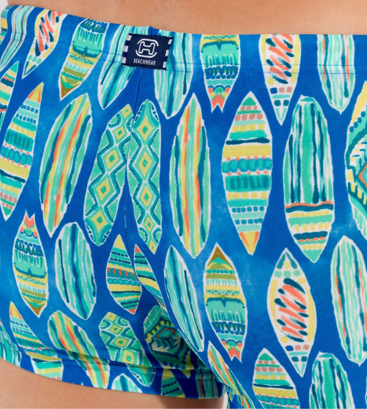Hom Boxer de Bain Bleu Marbella à Imprimé Surfboards – Maillot de Bain Ajusté Confortable 8 Hom Boxer de Bain Bleu Marbella à Imprimé Surfboards – Maillot de Bain Ajusté Confortable – Image 6