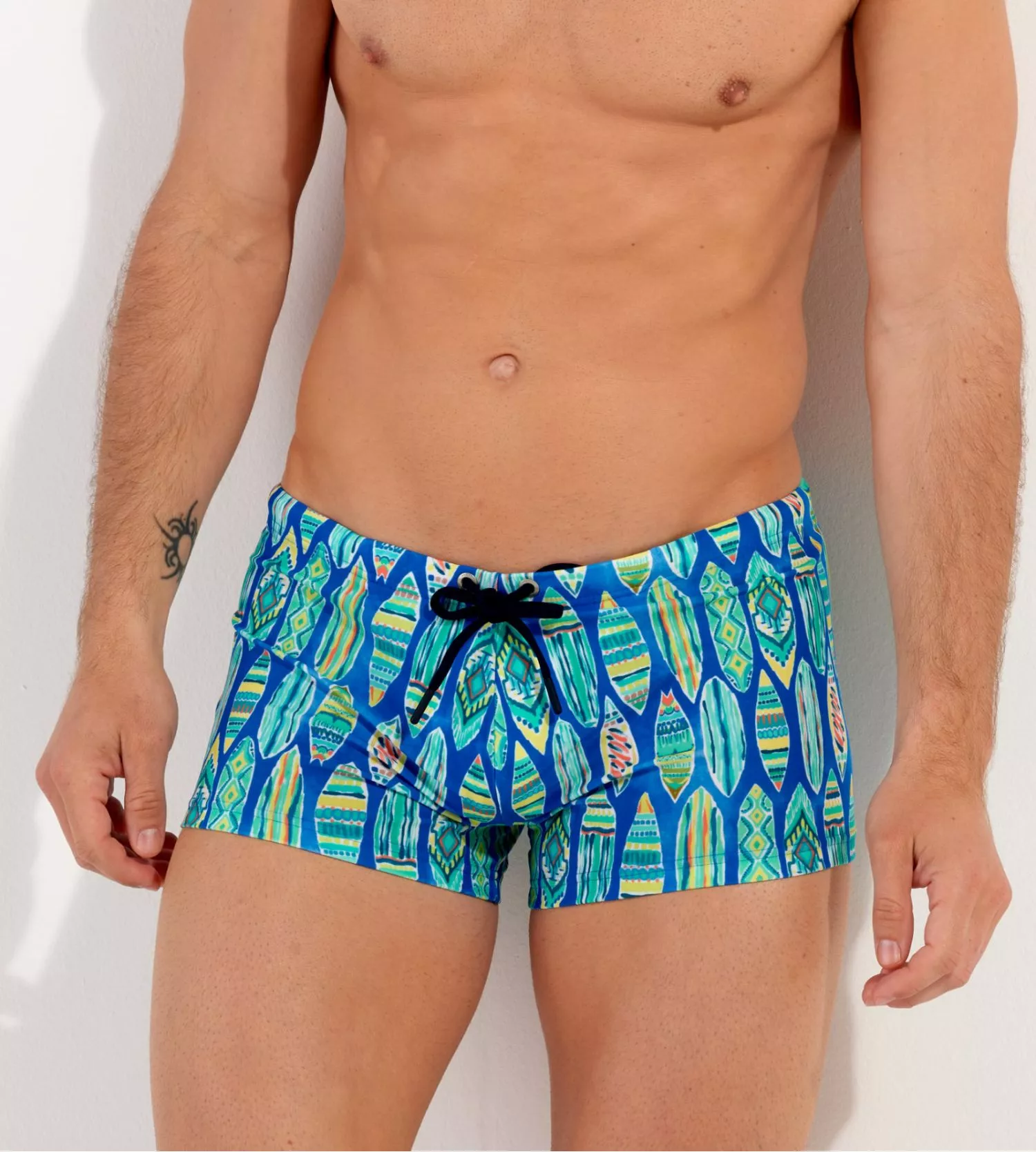 Hom Boxer de Bain Bleu Marbella à Imprimé Surfboards – Maillot de Bain Ajusté Confortable 3 Hom Boxer de Bain Bleu Marbella à Imprimé Surfboards – Maillot de Bain Ajusté Confortable