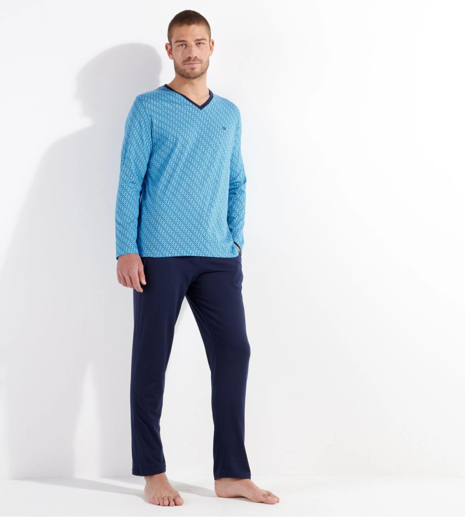 Hom Pyjama Long en Coton CAMERON – Imprimé Géométrique Art Déco Bleu Marine 8 Hom Pyjama Long en Coton CAMERON – Imprimé Géométrique Art Déco Bleu Marine – Image 6