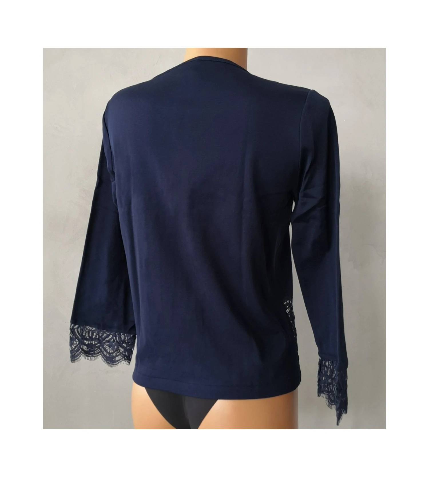 Oscalito Cardigan Bleu en Fil d'Écosse et Dentelle de Calais Chantilly - Gilet Luxe Femme 6 Oscalito Cardigan Bleu en Fil d'Écosse et Dentelle de Calais Chantilly - Gilet Luxe Femme – Image 4