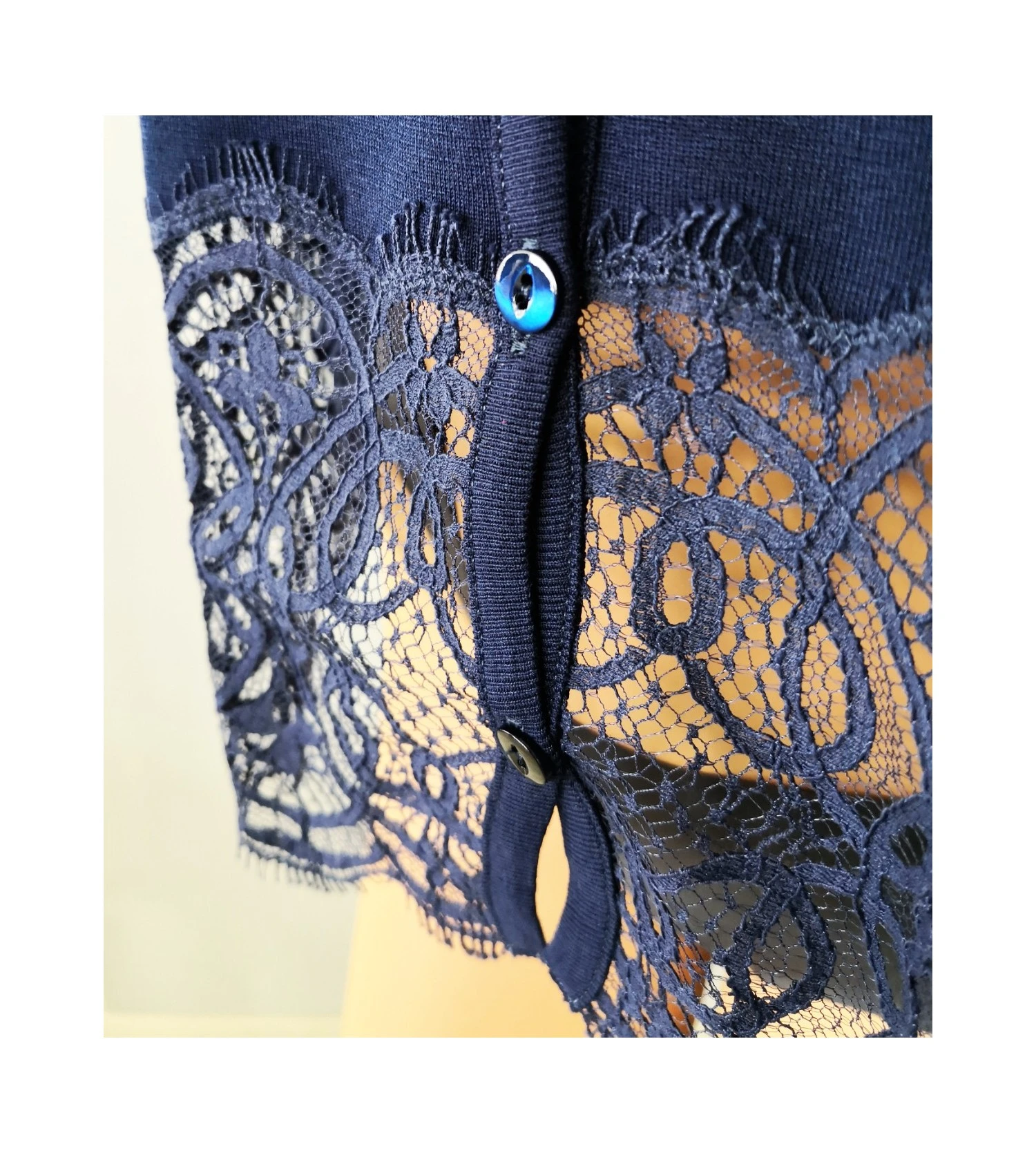 Oscalito Cardigan Bleu en Fil d'Écosse et Dentelle de Calais Chantilly - Gilet Luxe Femme 7 Oscalito Cardigan Bleu en Fil d'Écosse et Dentelle de Calais Chantilly - Gilet Luxe Femme – Image 5