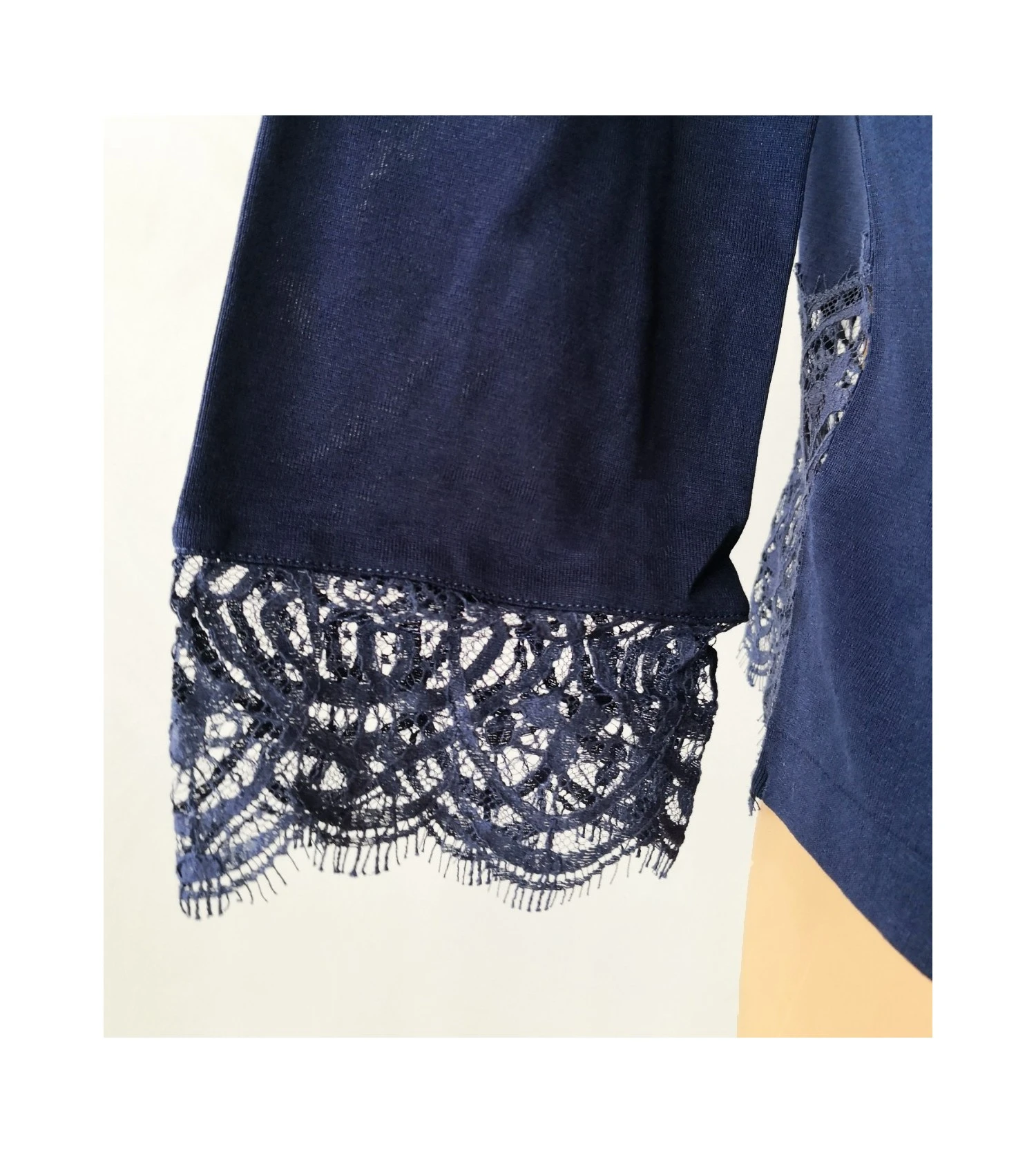 Oscalito Cardigan Bleu en Fil d'Écosse et Dentelle de Calais Chantilly - Gilet Luxe Femme 8 Oscalito Cardigan Bleu en Fil d'Écosse et Dentelle de Calais Chantilly - Gilet Luxe Femme – Image 6