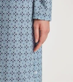 Calida Chemise de Nuit Ornament Nights Bleu en Coton - Manches Longues à Motif Ornemental -Lingerie Sipp cdn ml100cm 370 blue cotton 5