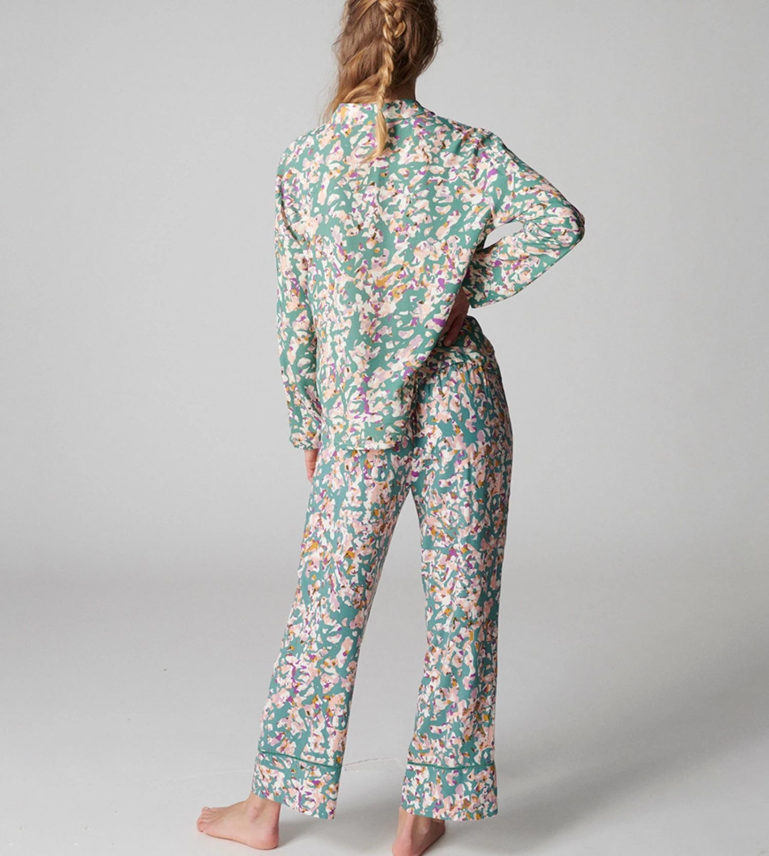 Simone Perele Songe Imprimé Récif – Chemise Col Tailleur en Viscose Soyeuse 8 Simone Perele Songe Imprimé Récif – Chemise Col Tailleur en Viscose Soyeuse – Image 6