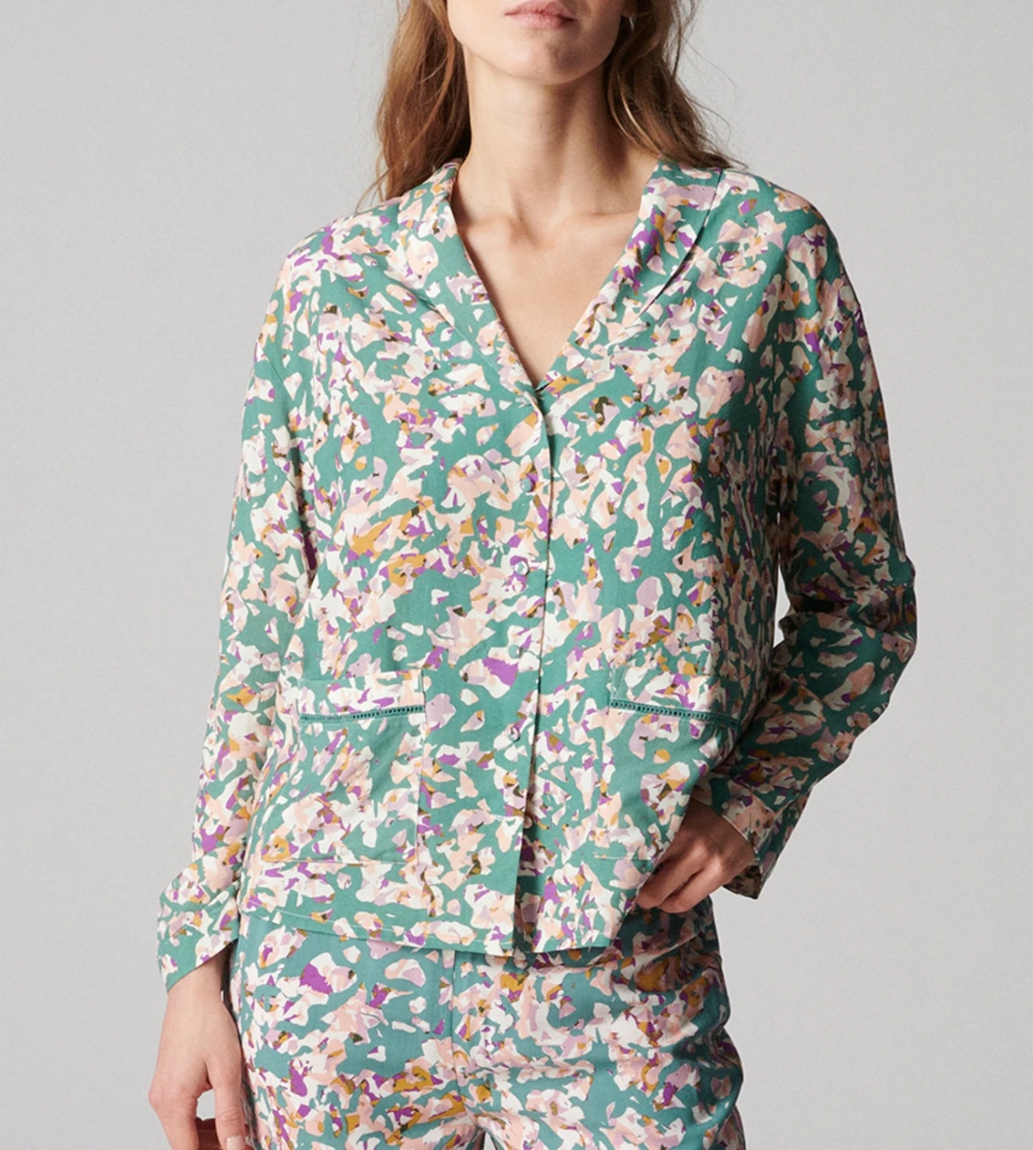 Simone Perele Songe Imprimé Récif – Chemise Col Tailleur en Viscose Soyeuse 3 Simone Perele Songe Imprimé Récif – Chemise Col Tailleur en Viscose Soyeuse