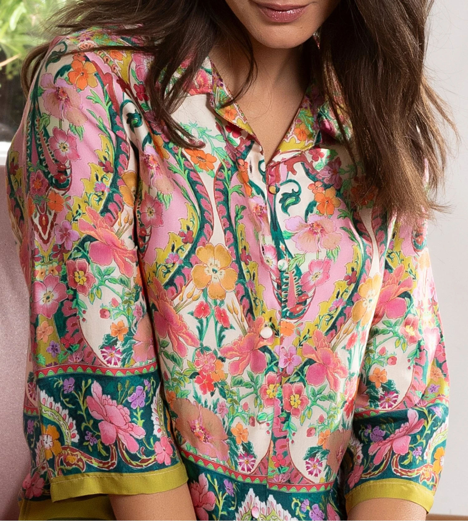 Lise Charmel Libertine en Fleurs – Chemise Courte en Satin de Viscose Imprimé Floral 5 Lise Charmel Libertine en Fleurs – Chemise Courte en Satin de Viscose Imprimé Floral – Image 3