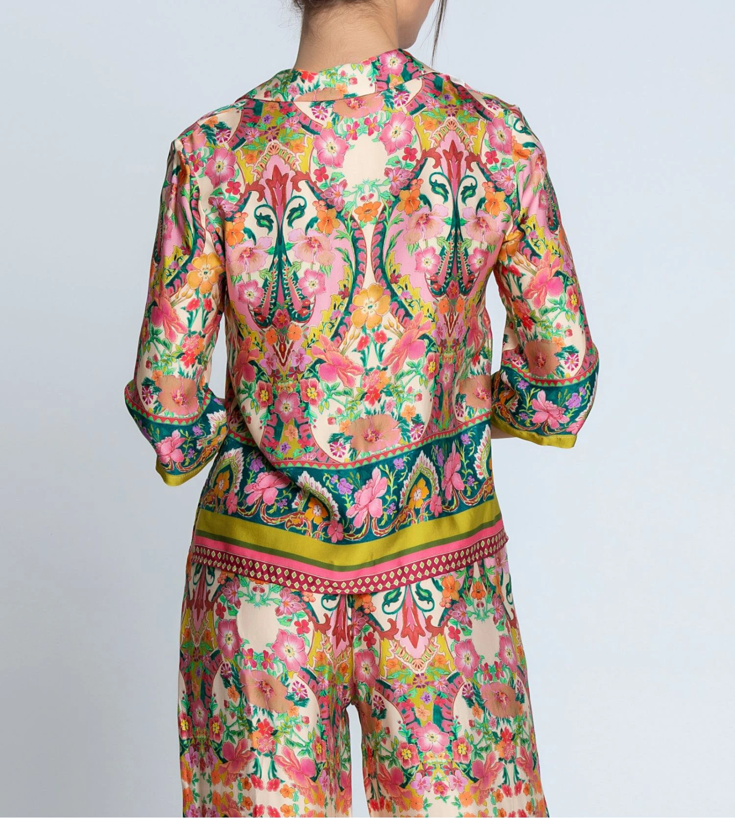 Lise Charmel Libertine en Fleurs – Chemise Courte en Satin de Viscose Imprimé Floral 6 Lise Charmel Libertine en Fleurs – Chemise Courte en Satin de Viscose Imprimé Floral – Image 4