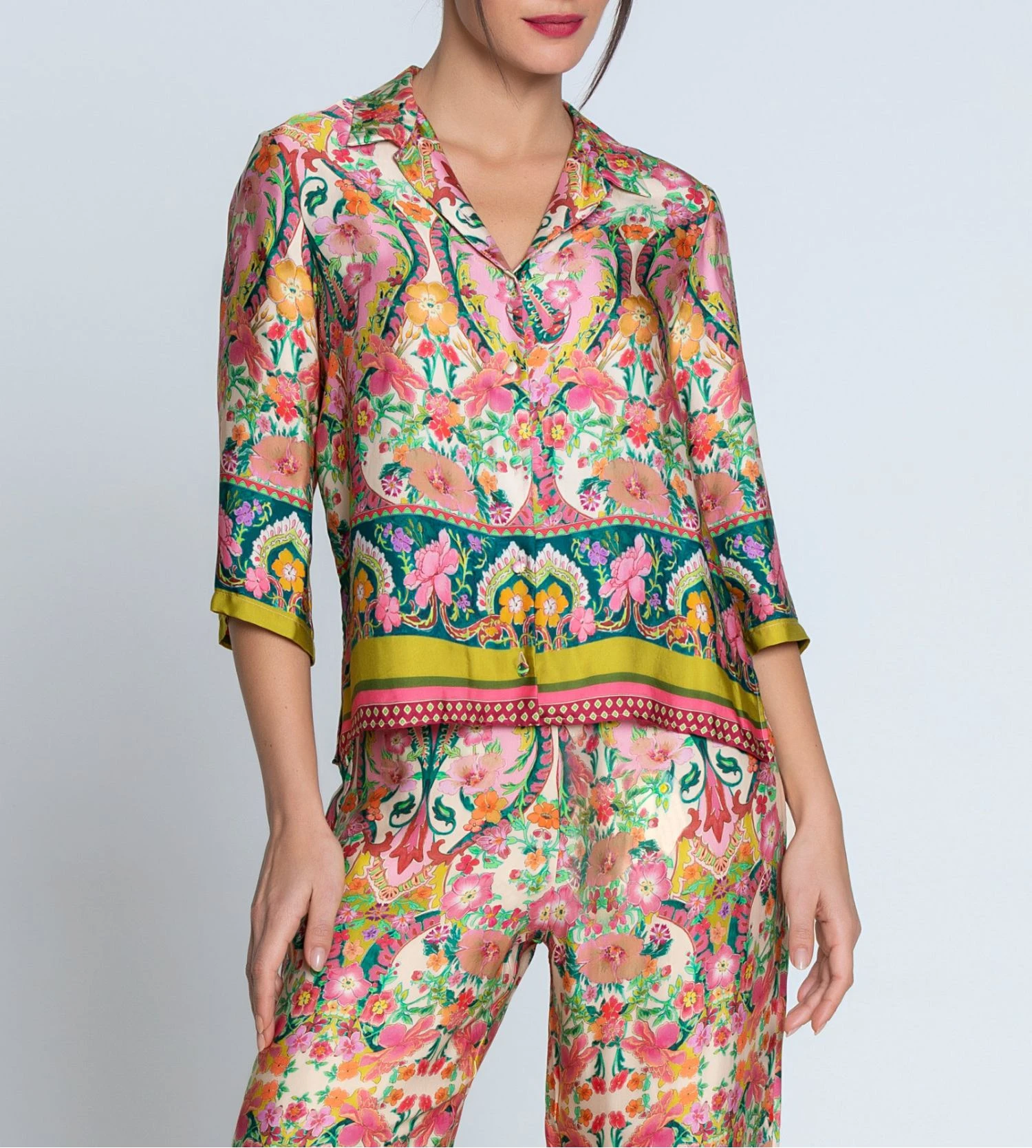 Lise Charmel Libertine en Fleurs – Chemise Courte en Satin de Viscose Imprimé Floral 7 Lise Charmel Libertine en Fleurs – Chemise Courte en Satin de Viscose Imprimé Floral – Image 5