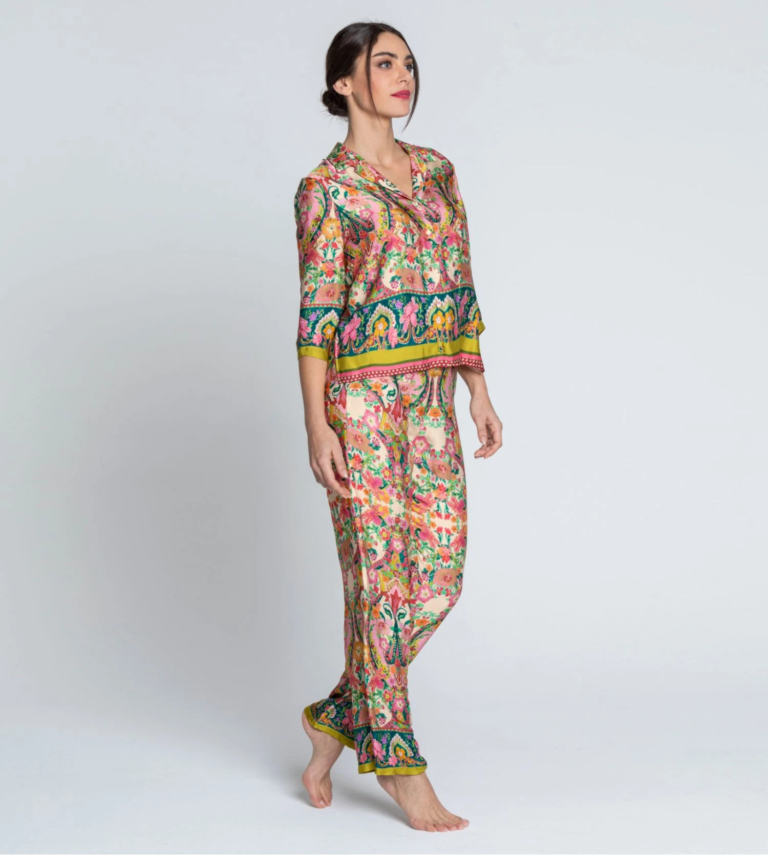 Lise Charmel Libertine en Fleurs – Chemise Courte en Satin de Viscose Imprimé Floral 8 Lise Charmel Libertine en Fleurs – Chemise Courte en Satin de Viscose Imprimé Floral – Image 6