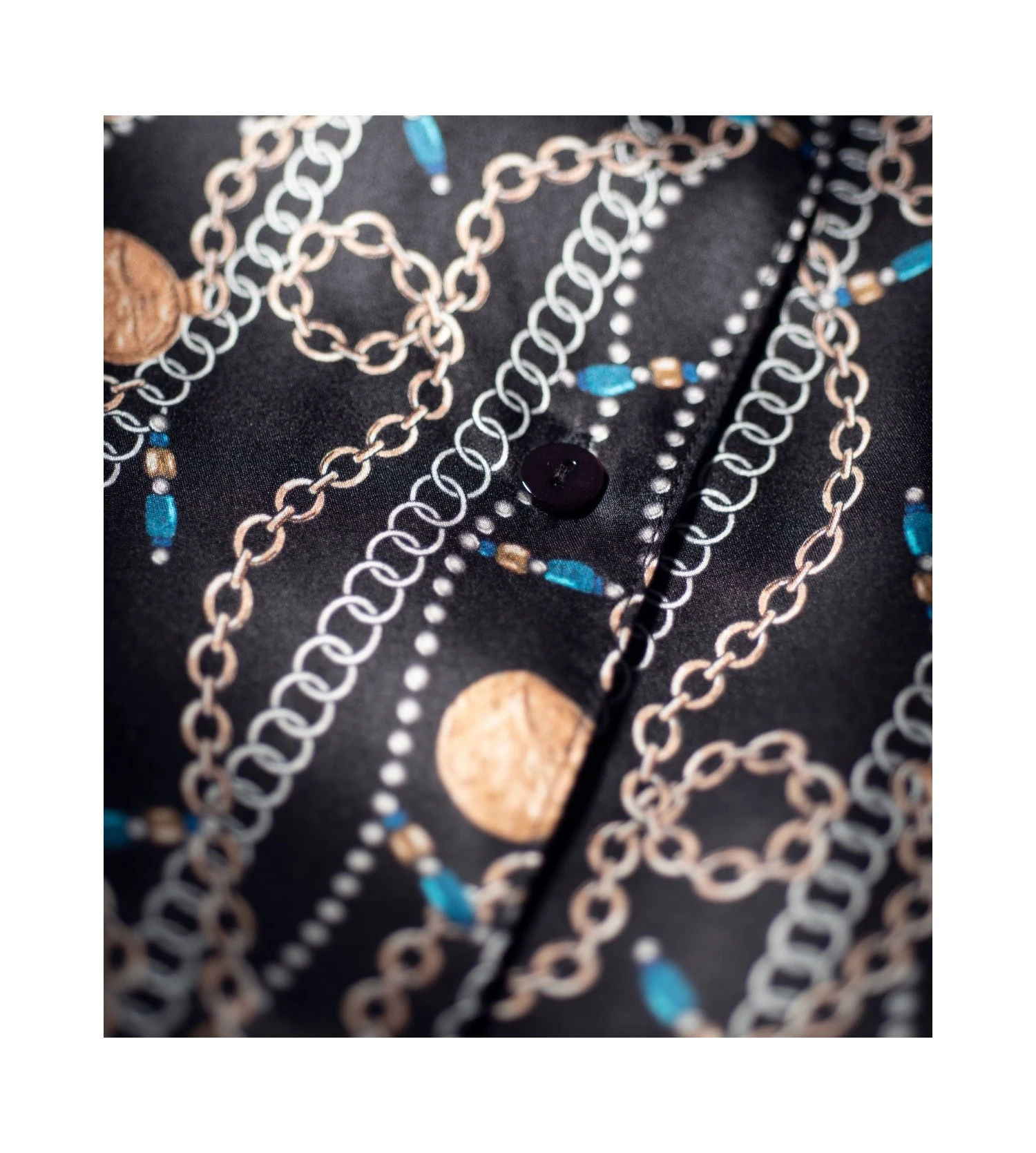 Aubade Toi Mon Amour Trésor – Chemisier 100% Soie à Imprimé Bijoux et Chaînes 6 Aubade Toi Mon Amour Trésor – Chemisier 100% Soie à Imprimé Bijoux et Chaînes – Image 4