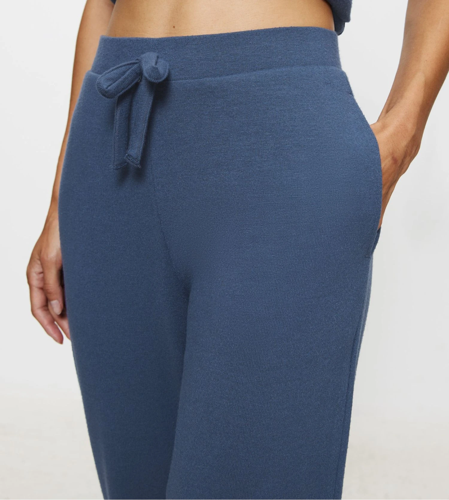 Triumph Cozy Comfort Crown Blue – Pantalon de Nuit Jogger en Matières Recyclées 5 Triumph Cozy Comfort Crown Blue – Pantalon de Nuit Jogger en Matières Recyclées – Image 3