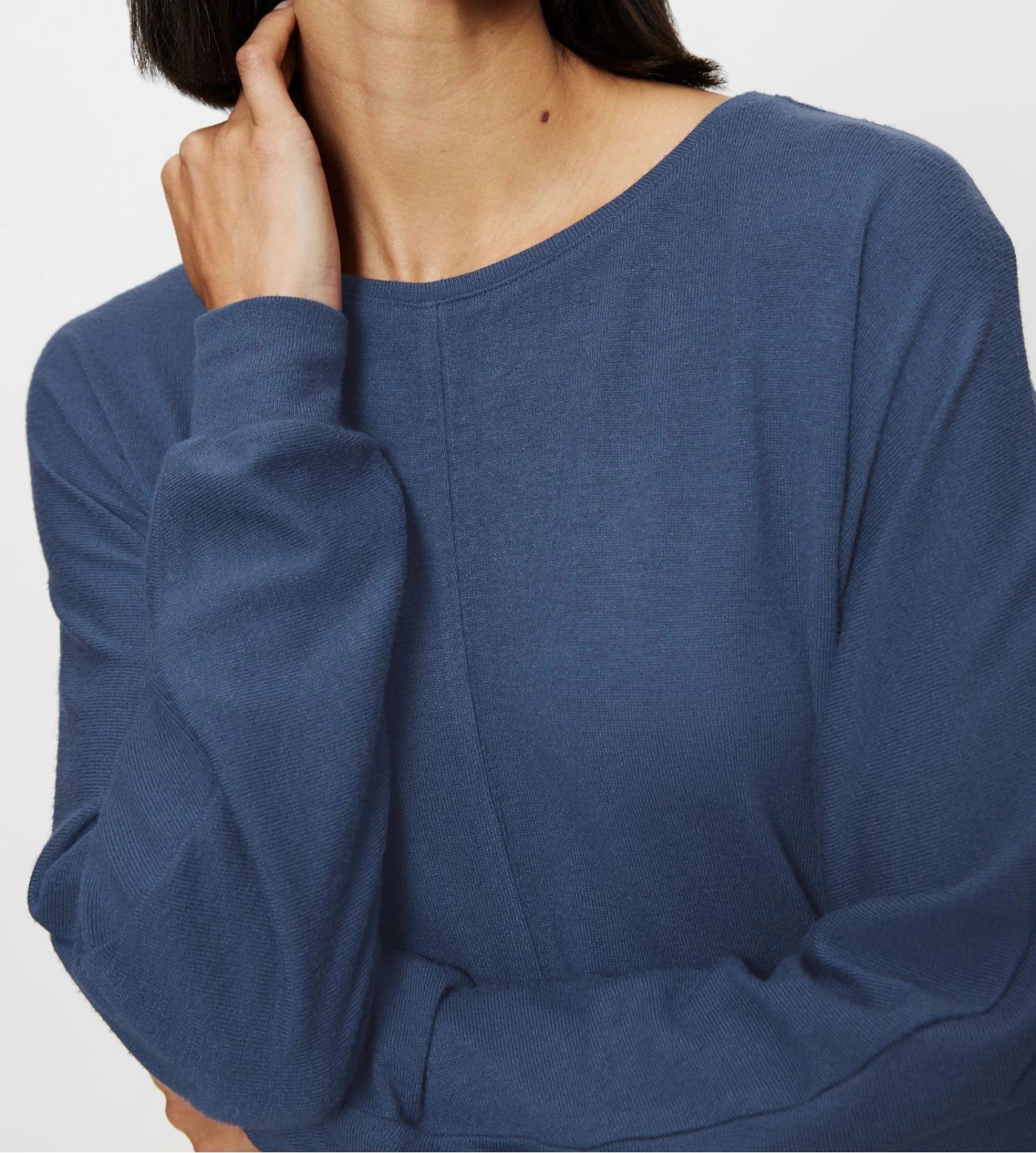 Triumph Cozy Comfort Top Manches Longues Crown Blue – Haut de Nuit Col Bateau en Matière Recyclée 5 Triumph Cozy Comfort Top Manches Longues Crown Blue – Haut de Nuit Col Bateau en Matière Recyclée – Image 3