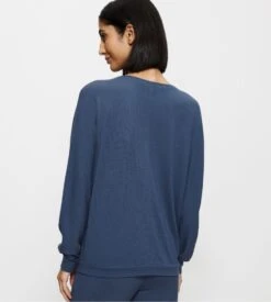 Triumph Cozy Comfort Top Manches Longues Crown Blue – Haut de Nuit Col Bateau en Matière Recyclée 11 Triumph Cozy Comfort Top Manches Longues Crown Blue – Haut de Nuit Col Bateau en Matière Recyclée -Lingerie Sipp cozy comfort top 01 tdf ml 4098 crown blue 2