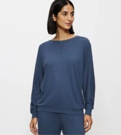 Triumph Cozy Comfort Top Manches Longues Crown Blue – Haut de Nuit Col Bateau en Matière Recyclée 12 Triumph Cozy Comfort Top Manches Longues Crown Blue – Haut de Nuit Col Bateau en Matière Recyclée -Lingerie Sipp cozy comfort top 01 tdf ml 4098 crown blue 3