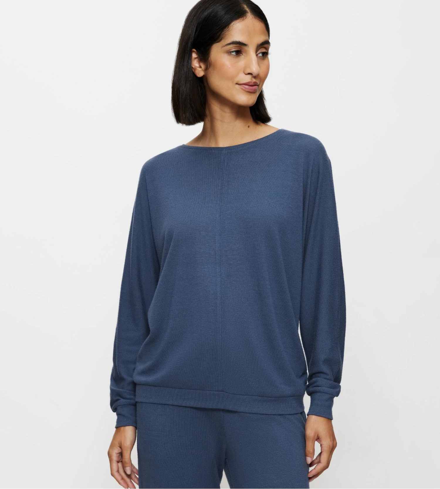 Triumph Cozy Comfort Top Manches Longues Crown Blue – Haut de Nuit Col Bateau en Matière Recyclée 7 Triumph Cozy Comfort Top Manches Longues Crown Blue – Haut de Nuit Col Bateau en Matière Recyclée – Image 5