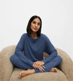 Triumph Cozy Comfort Top Manches Longues Crown Blue – Haut de Nuit Col Bateau en Matière Recyclée 13 Triumph Cozy Comfort Top Manches Longues Crown Blue – Haut de Nuit Col Bateau en Matière Recyclée -Lingerie Sipp cozy comfort top 01 tdf ml 4098 crown blue 4