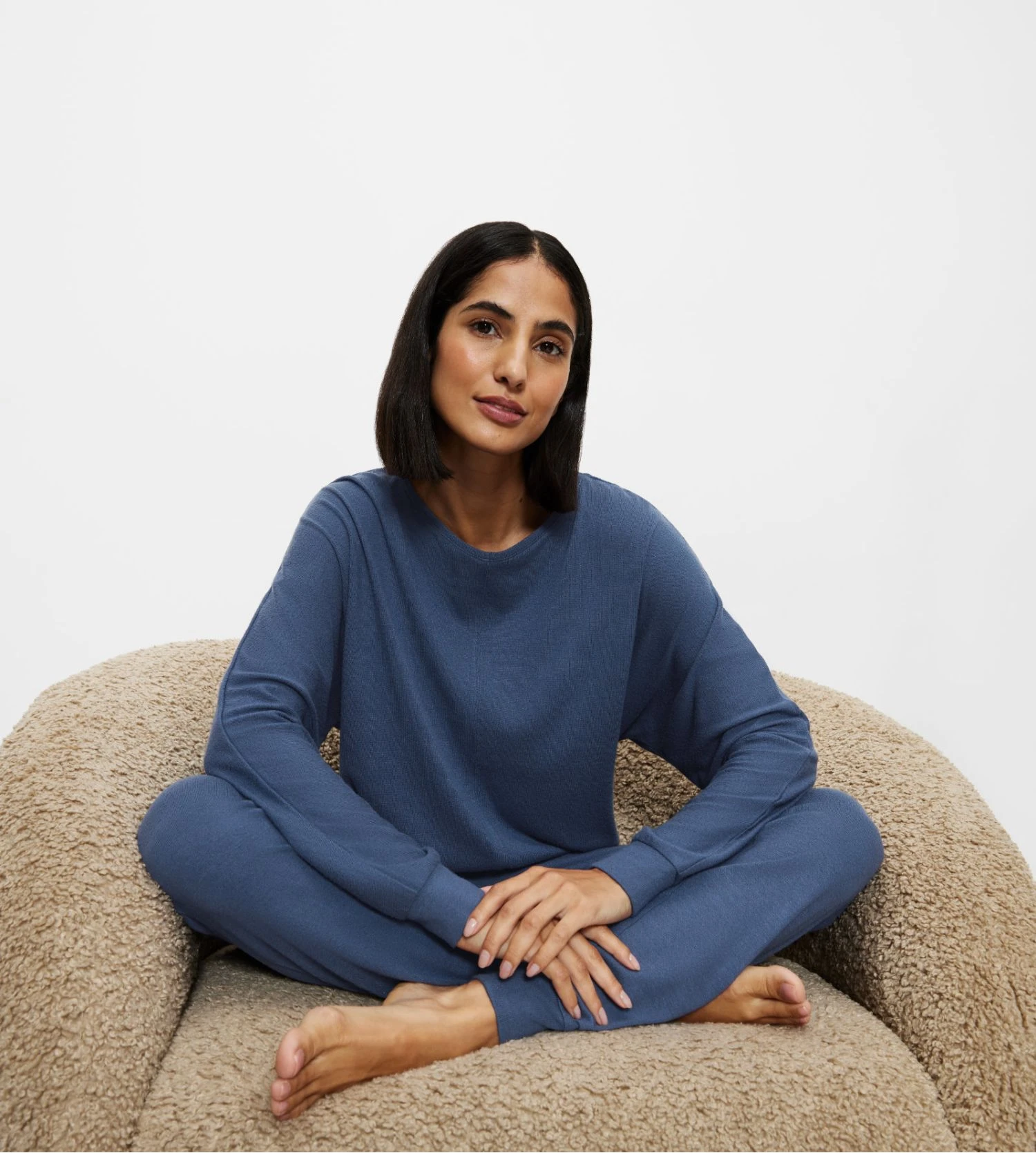 Triumph Cozy Comfort Top Manches Longues Crown Blue – Haut de Nuit Col Bateau en Matière Recyclée 8 Triumph Cozy Comfort Top Manches Longues Crown Blue – Haut de Nuit Col Bateau en Matière Recyclée – Image 6