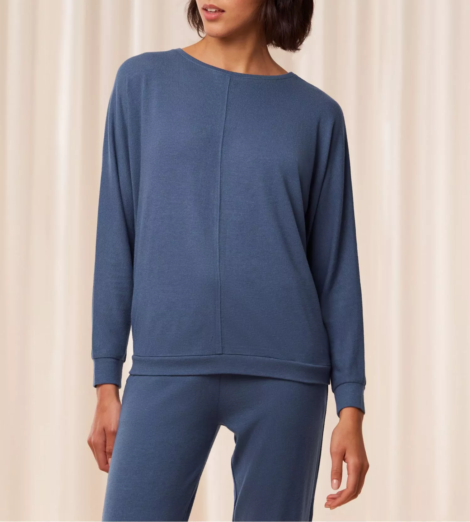 Triumph Cozy Comfort Top Manches Longues Crown Blue – Haut de Nuit Col Bateau en Matière Recyclée 3 Triumph Cozy Comfort Top Manches Longues Crown Blue – Haut de Nuit Col Bateau en Matière Recyclée