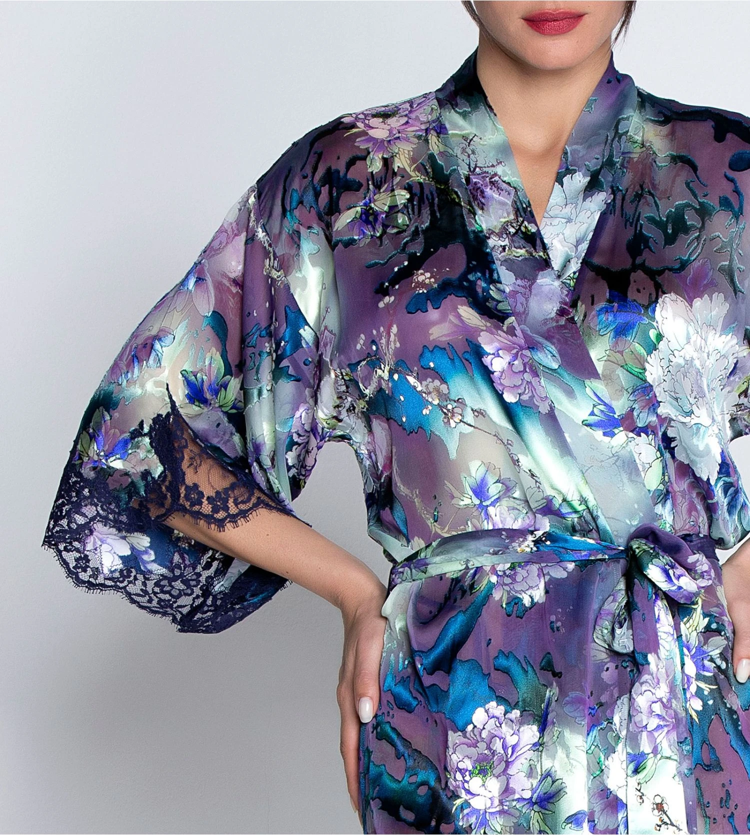 Lise Charmel Déesse Désirs Mauve Désir – Déshabillé de Luxe en Soie Dévorée et Dentelle 5 Lise Charmel Déesse Désirs Mauve Désir – Déshabillé de Luxe en Soie Dévorée et Dentelle – Image 3