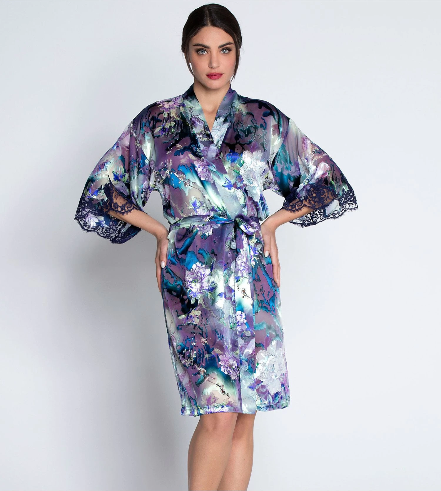 Lise Charmel Déesse Désirs Mauve Désir – Déshabillé de Luxe en Soie Dévorée et Dentelle 8 Lise Charmel Déesse Désirs Mauve Désir – Déshabillé de Luxe en Soie Dévorée et Dentelle – Image 6