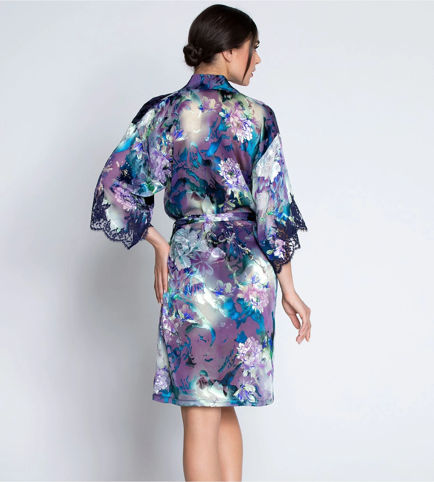 Lise Charmel Déesse Désirs Mauve Désir – Déshabillé de Luxe en Soie Dévorée et Dentelle 9 Lise Charmel Déesse Désirs Mauve Désir – Déshabillé de Luxe en Soie Dévorée et Dentelle – Image 7