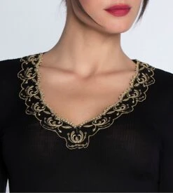 Lise Charmel Éblouissante Icône Or Nuit – Pull Laine & Soie à Manches Longues avec Décolleté V Brodé -Lingerie Sipp eblouissante icone t shirt ml bien etre 8161 or nuit 2
