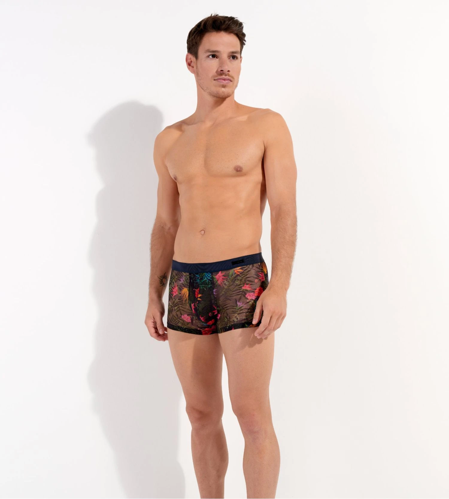 Hom Boxer Exotica Noir en Dentelle et Tulle Graphique – Sous-vêtement Homme Transparent Imprimé Floral 8 Hom Boxer Exotica Noir en Dentelle et Tulle Graphique – Sous-vêtement Homme Transparent Imprimé Floral – Image 6