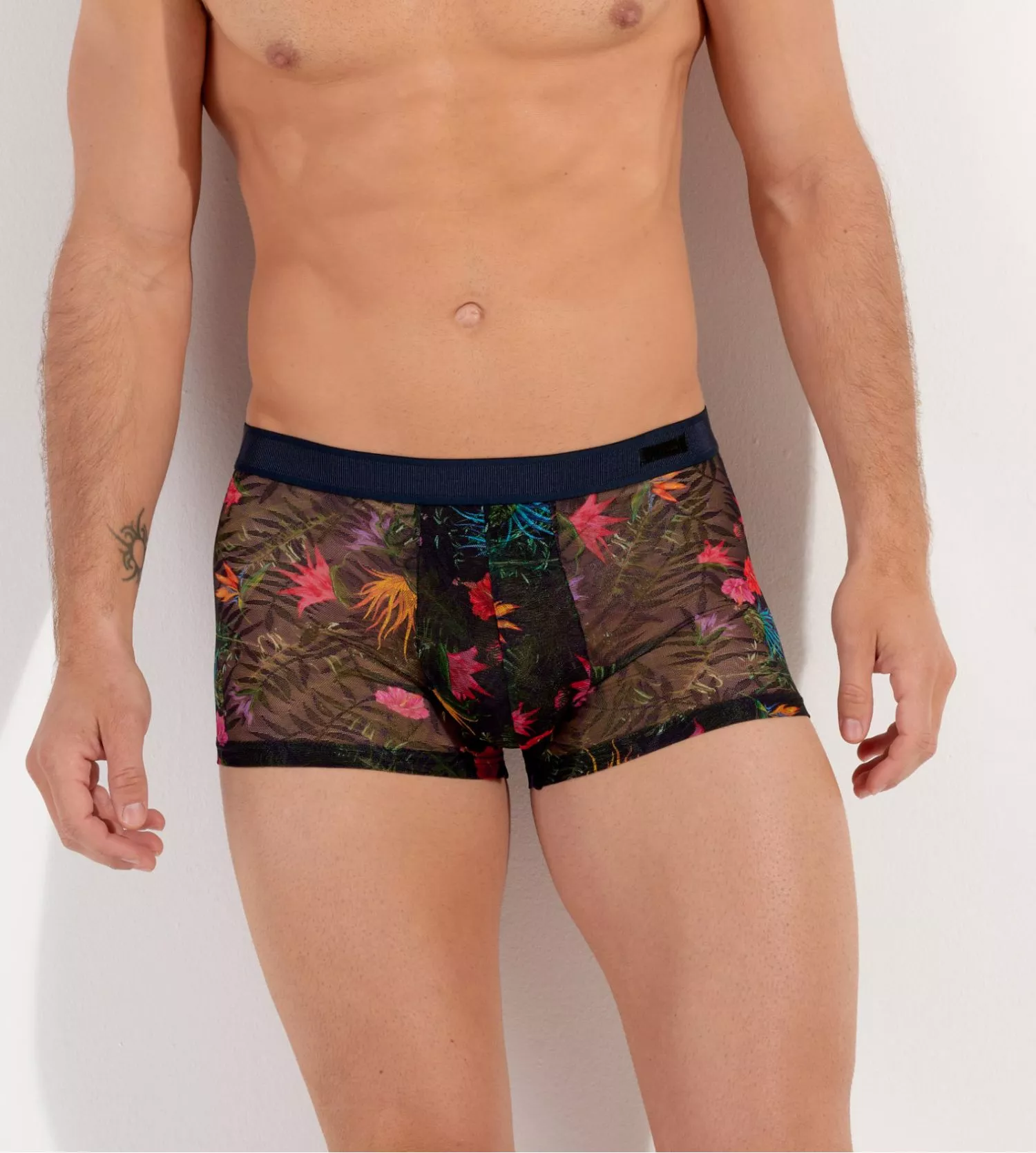 Hom Boxer Exotica Noir en Dentelle et Tulle Graphique – Sous-vêtement Homme Transparent Imprimé Floral 3 Hom Boxer Exotica Noir en Dentelle et Tulle Graphique – Sous-vêtement Homme Transparent Imprimé Floral