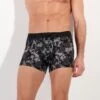 Boxer HOM Fairmont HO1 Fleuri Noir et Blanc – Sous-vêtement en Coton et Modal avec Ouverture Horizontale 1 Boxer HOM Fairmont HO1 Fleuri Noir et Blanc – Sous-vêtement en Coton et Modal avec Ouverture Horizontale -Lingerie Sipp fairmont boxer ho1 noir imprime fleuri