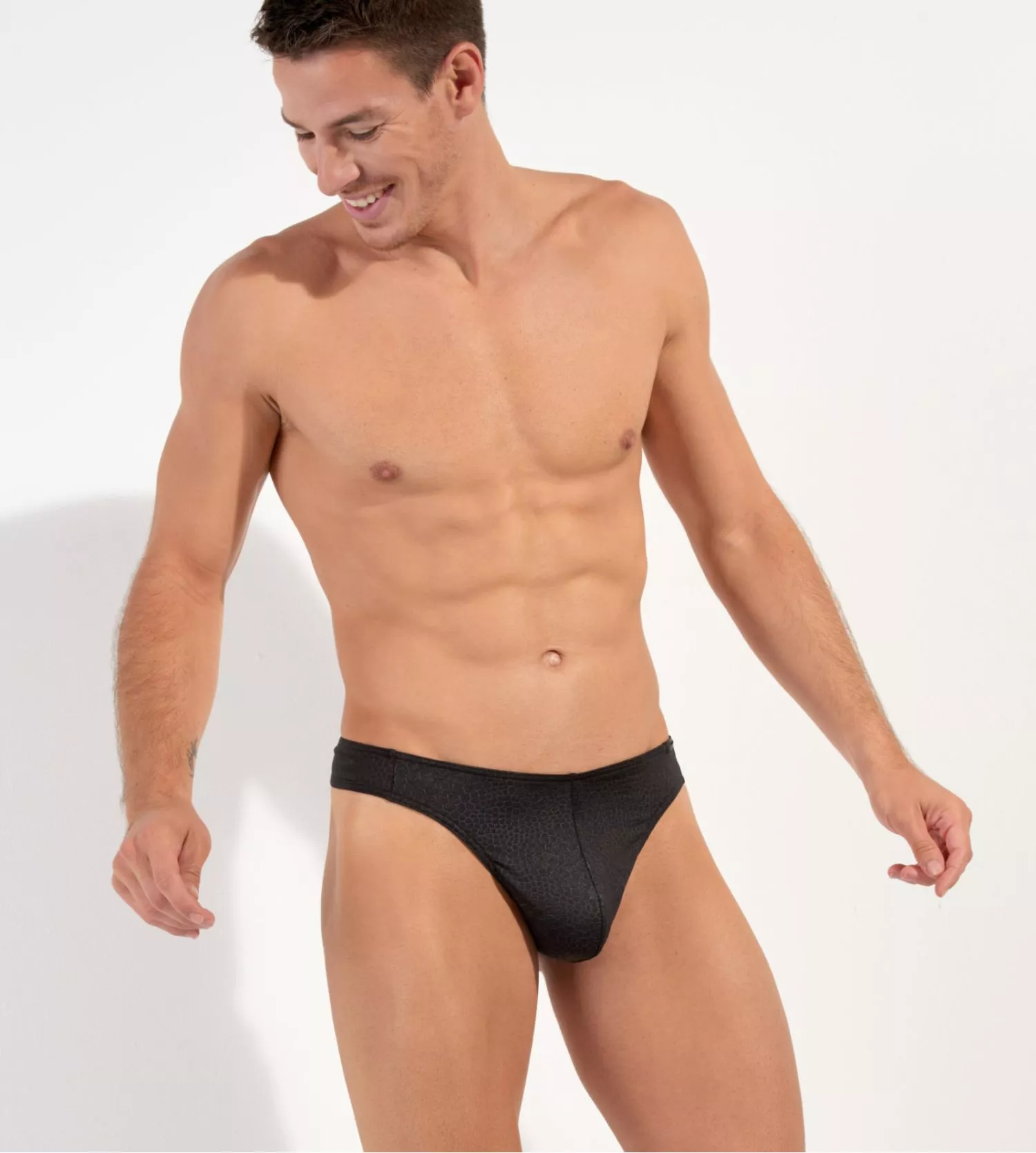 HOM G-String FLORIDA Noir Effet Cuir Reptile – Lingerie Masculine Sexy 6 HOM G-String FLORIDA Noir Effet Cuir Reptile – Lingerie Masculine Sexy – Image 4