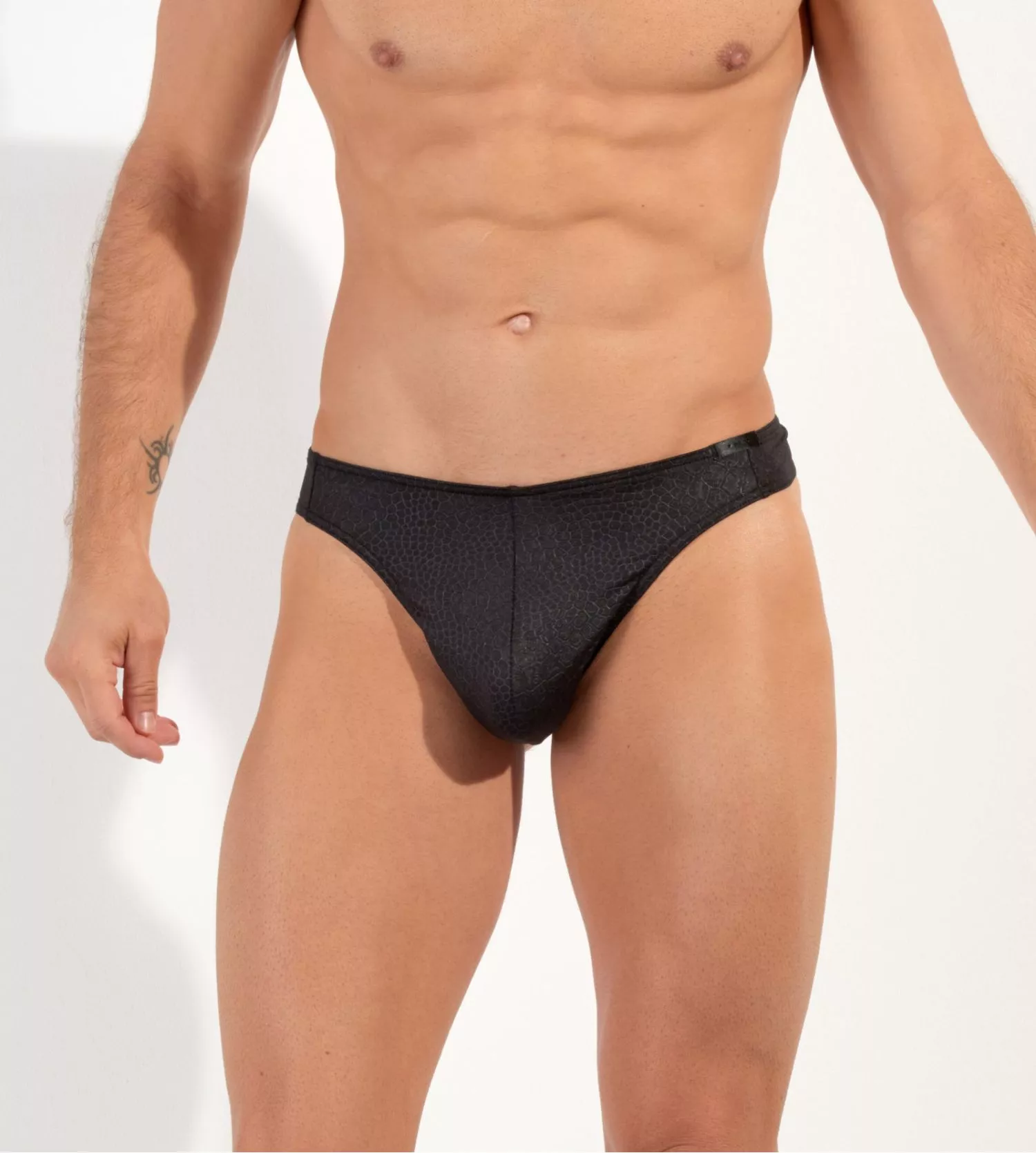 HOM G-String FLORIDA Noir Effet Cuir Reptile – Lingerie Masculine Sexy 3 HOM G-String FLORIDA Noir Effet Cuir Reptile – Lingerie Masculine Sexy