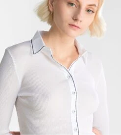 Chemisier Oscalito en Coton Fil d'Écosse Plissé Blanc et Marine – Haut Côtelé de Luxe 12 Chemisier Oscalito en Coton Fil d'Écosse Plissé Blanc et Marine – Haut Côtelé de Luxe -Lingerie Sipp gilet chemisier coton blanc 2